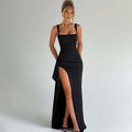 Elegantes Maxikleid mit eckigem Ausschnitt, breiten Trägern und hohem Seitenschlitz. 0