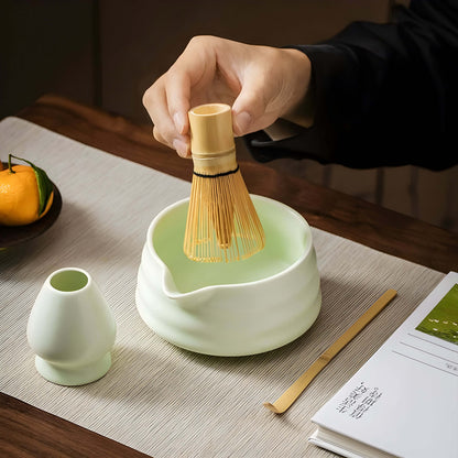 Matcha-Set aus – Ein traditionelles Matcha-Brühset mit Schale, perfekt zum Entspannen zu Hause.